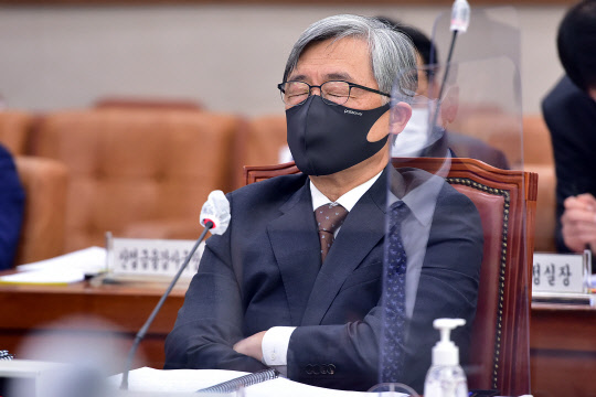 생각에 잠긴 최재형 감사원장(사진=연합뉴스)